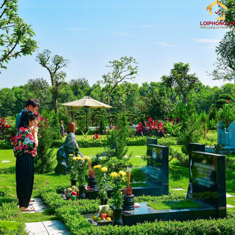 Con cháu khi ra tảo mộ sẽ thắp hương và xin được dọn dẹp, sửa sang xung quanh mộ phần
