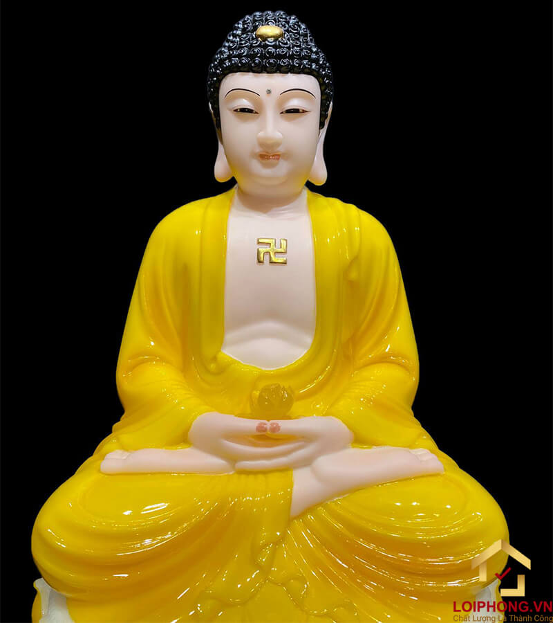 Tượng Phật A Di Đà trong trang phục màu vàng