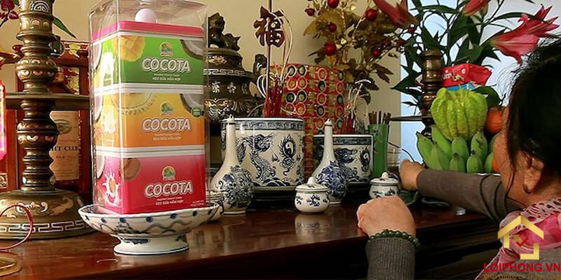 Cần lau dọn bàn thờ kỹ càng trước khi cúng ngày rằm tháng