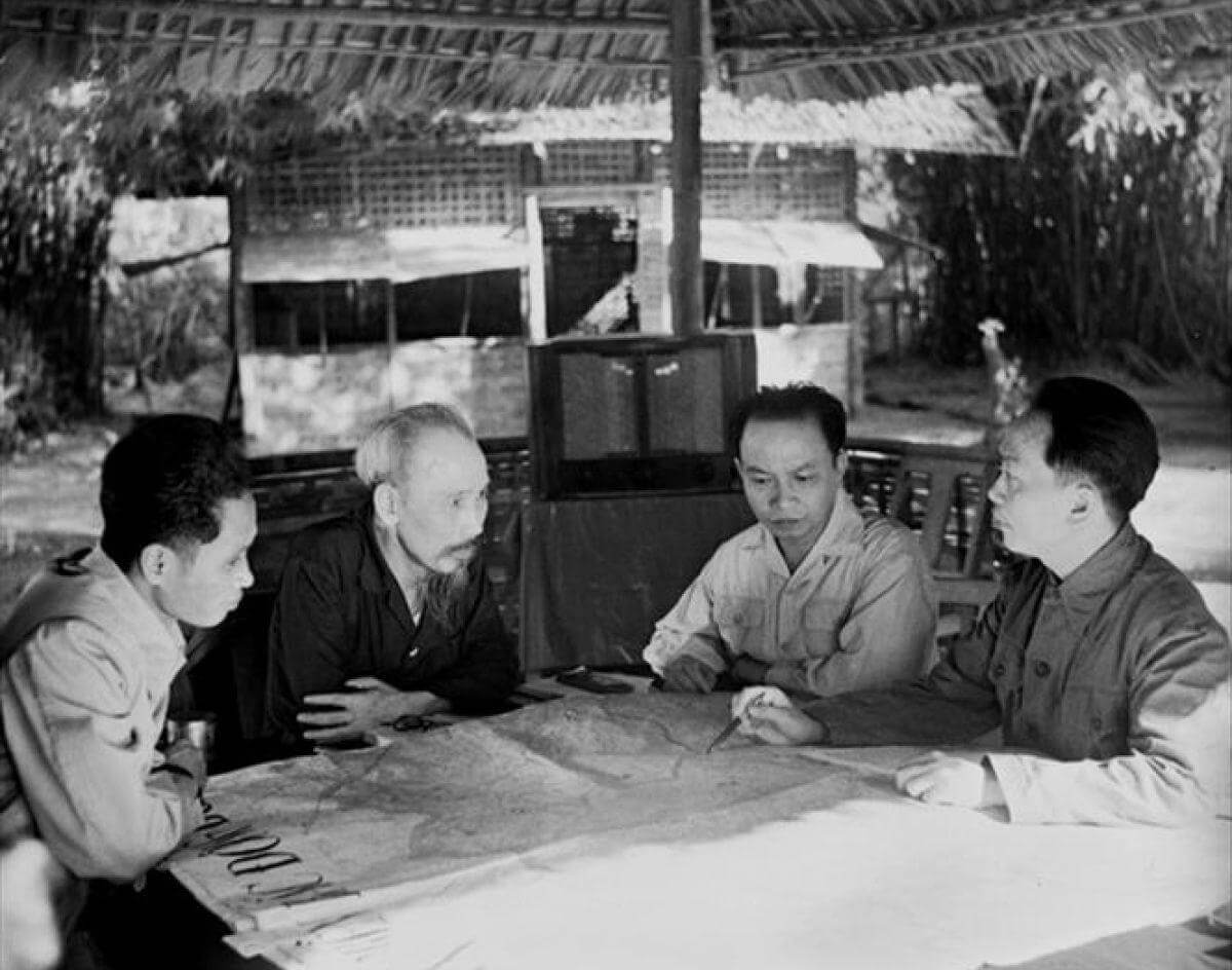 Chủ tịch Hồ Chí Minh, Đại tướng Võ Nguyên Giáp cùng các đồng chí lãnh đạo Đảng và Nhà nước bàn kế hoạch mở chiến dịch Điện Biên phủ năm 1954