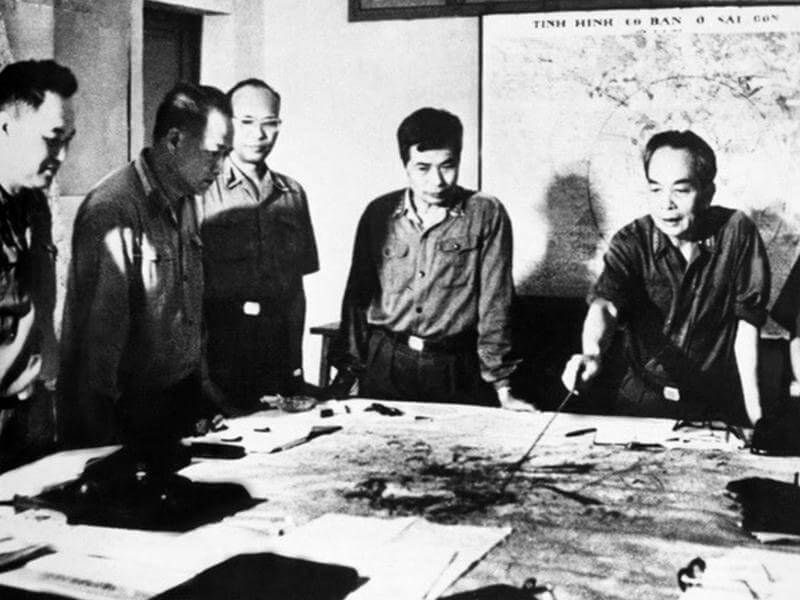 Đại tướng Võ Nguyên Giáp và các đồng chí lãnh đạo Quân ủy Trung ương theo dõi diễn biến Chiến dịch Hồ Chí Minh năm 1975
