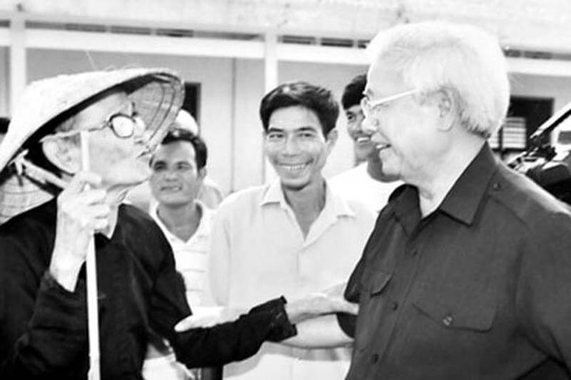 Luôn gần gũi với nhân dân