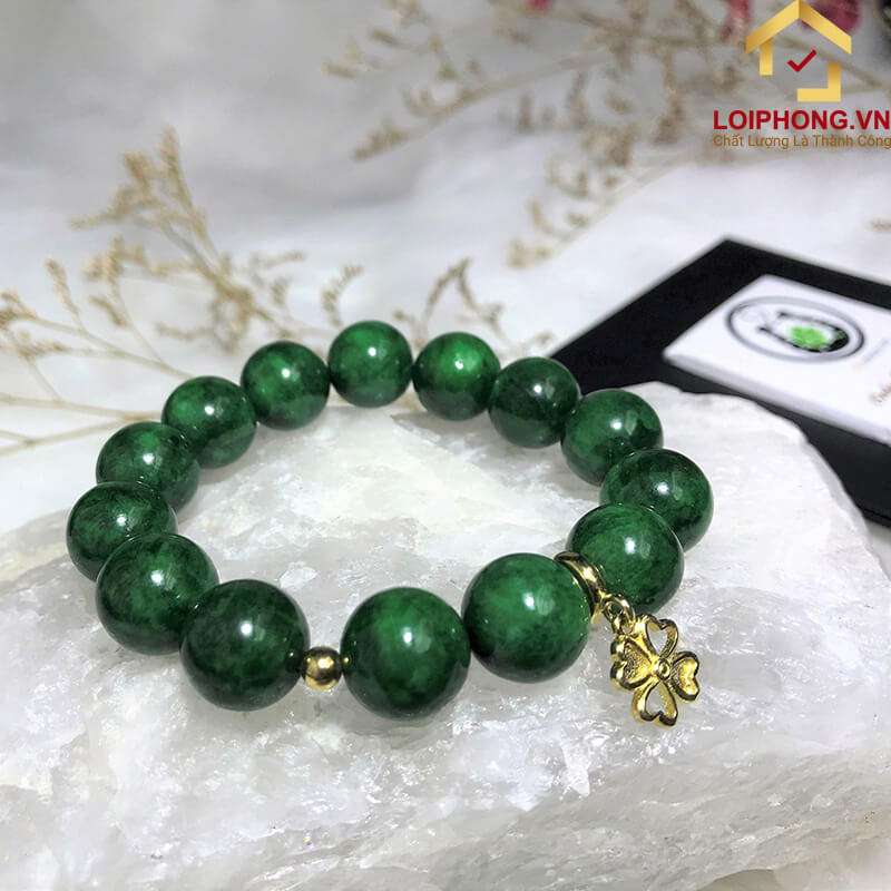 Vòng đá cẩm thạch với gam màu xanh lục phù hợp cho người mệnh này giúp tăng khả năng tập trung