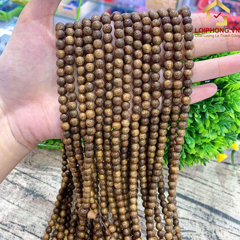 Đeo vòng tay Trầm Hương sẽ giúp cân bằng được về yếu tố âm dương và ngũ hành trong phong thuỷ