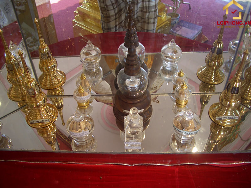 Những viên Xá Lợi của các vị cao tăng cũng đã được tìm thấy trông lấp lánh như những viên kim cương