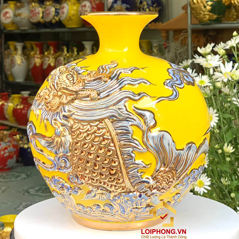 Bình hút tài lộc cá chép hóa rồng vẽ vàng màu vàng, xanh, đỏ cao 22 cm – 25 cm