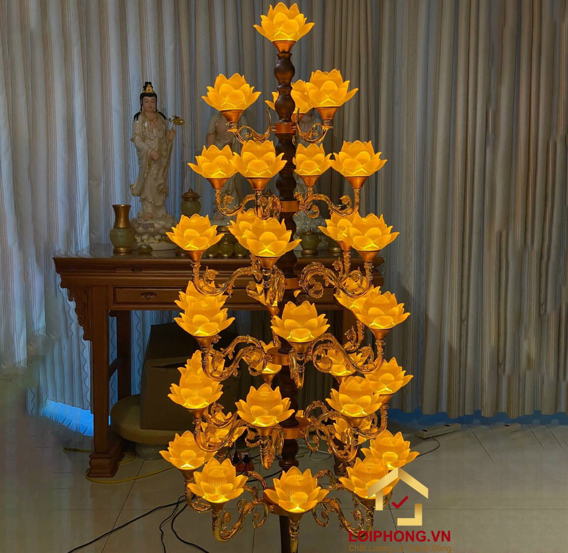Đèn Thờ Hoa Sen Thủy Lưu Ly thân cổ 34 bông nở vàng cao 200cm