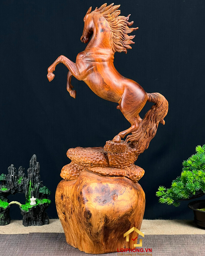 Tượng ngựa gỗ phong thủy tài lộc bằng gỗ nu hương kích thước 52x26x20 cm