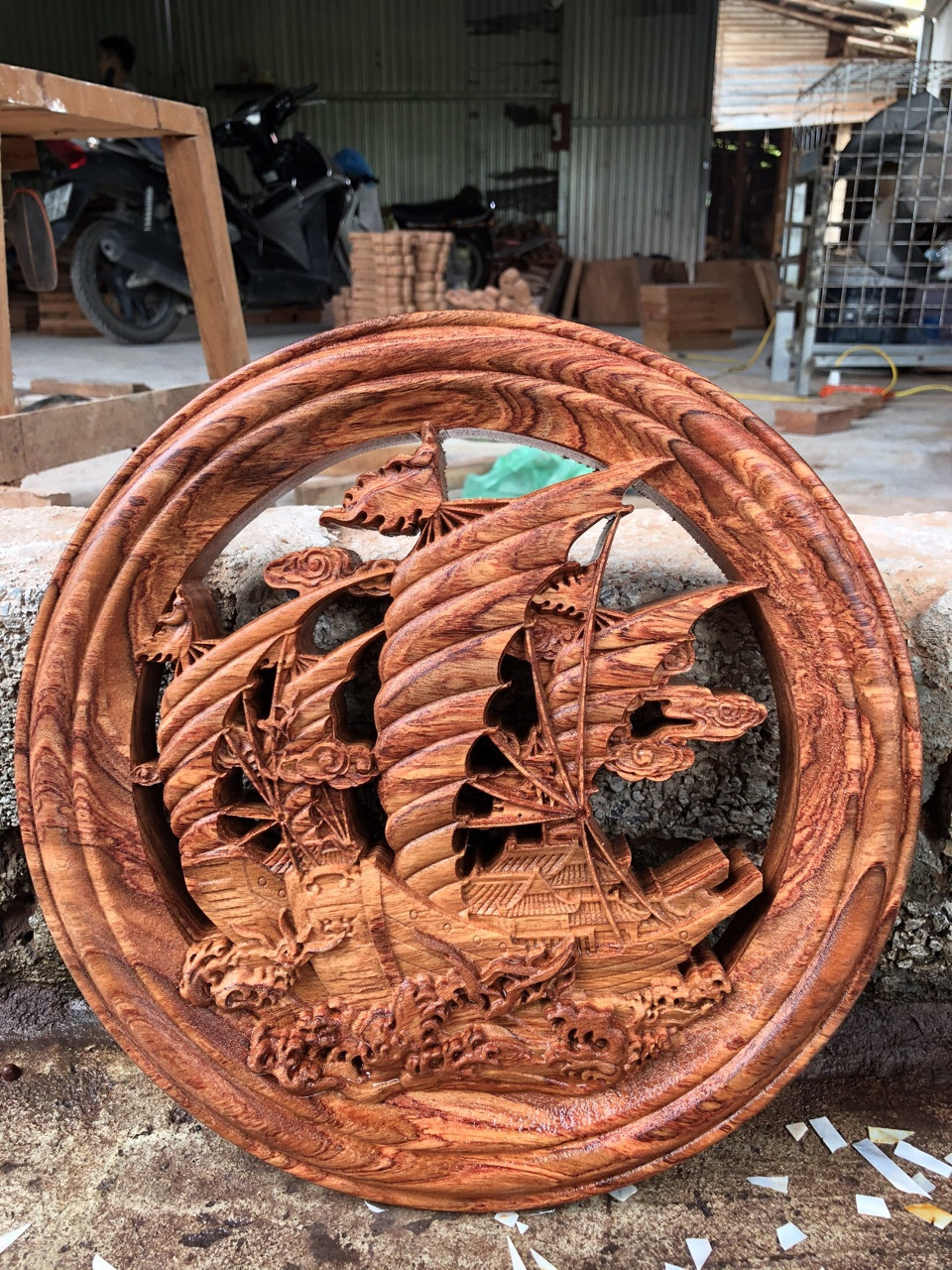 Đĩa gỗ phong thủy thuyền buồm bằng gỗ hương đường kính đĩa 30 cm dày 4 cm