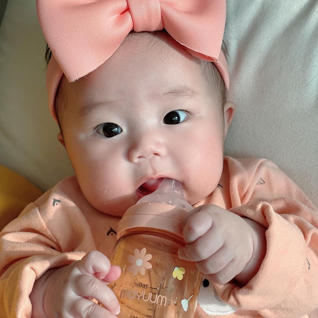 Tại sao mẹ nên chọn Moyuum làm bình sữa cho bé lười bú bình?