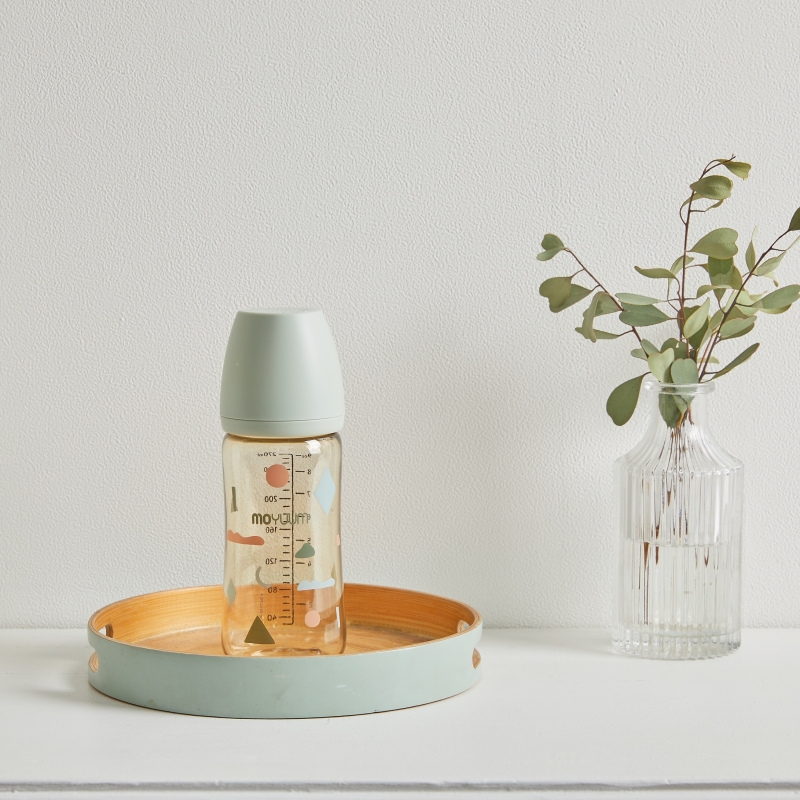 Mách mẹ cách cho bé bú bình mà không bị sặc