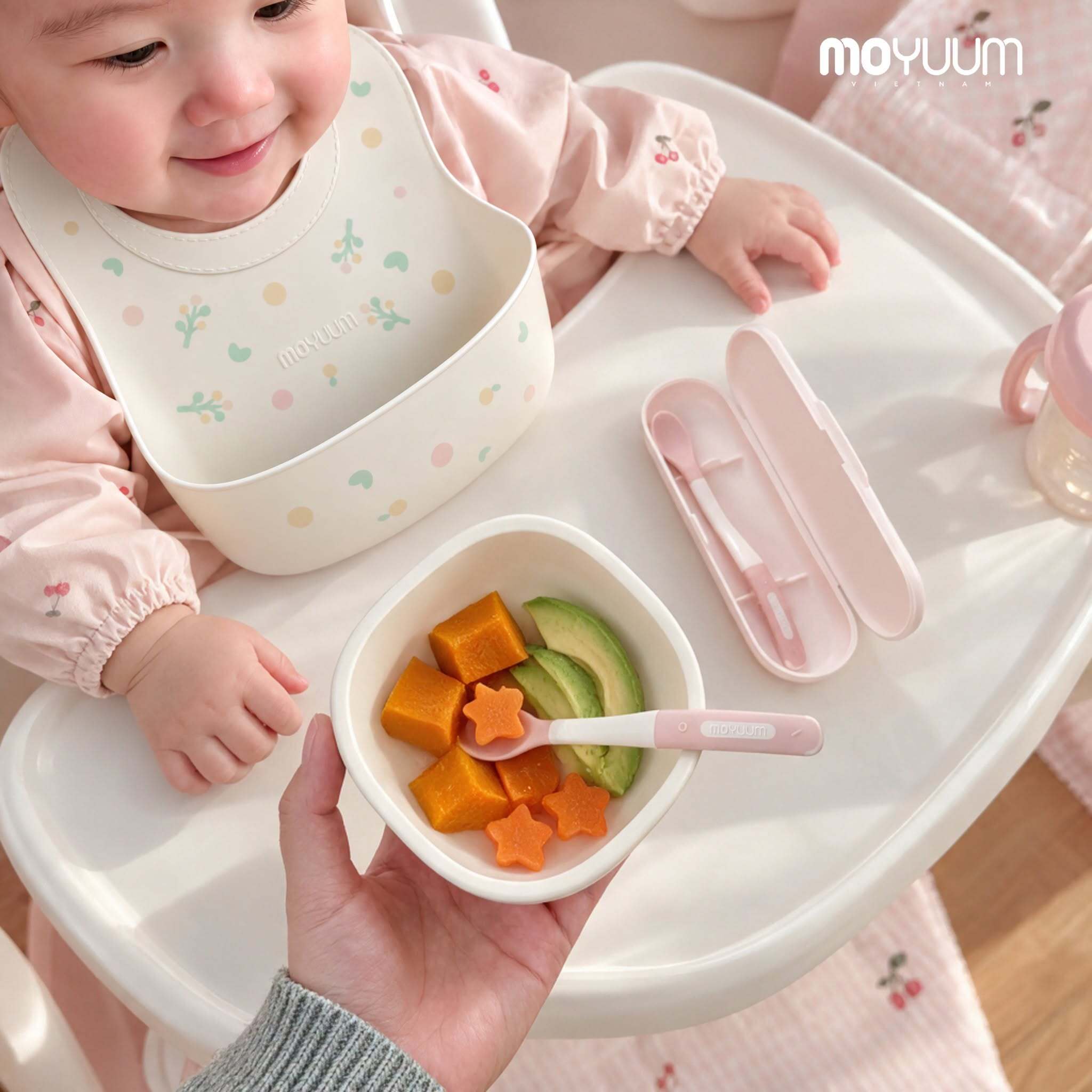 Gợi ý chọn dụng cụ ăn dặm cho bé bước vào giai đoạn tự xúc đầu đời
