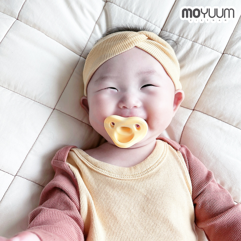 Em bé ngậm ty giả nhiều có sao không? Có thể cho trẻ dùng ty ngậm Moyuum từ tháng thứ mấy?