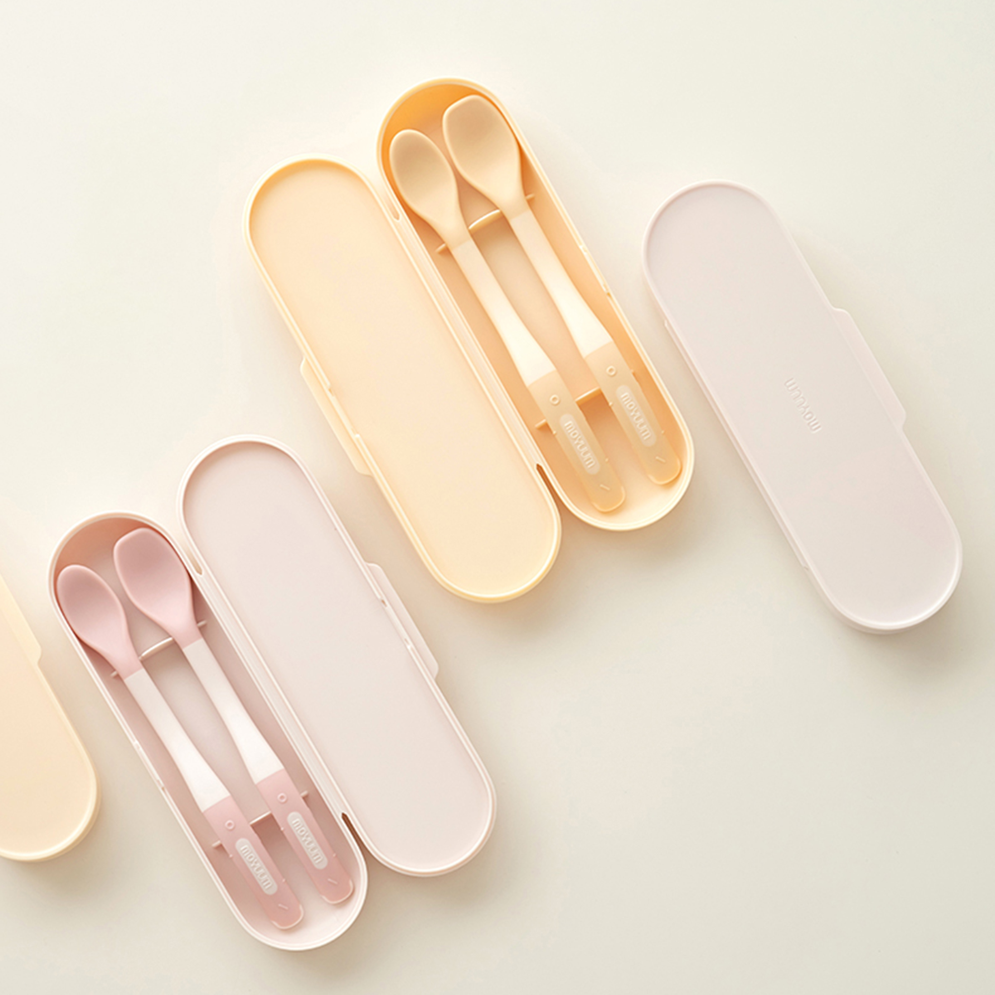 Khám phá trọn bộ dụng cụ ăn dặm cao cấp cho bé từ Moyuum