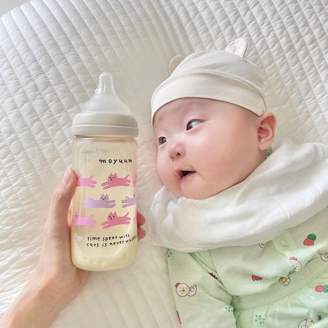Cách tập cho bé bú bình Moyuum đơn giản, dễ thực hiện