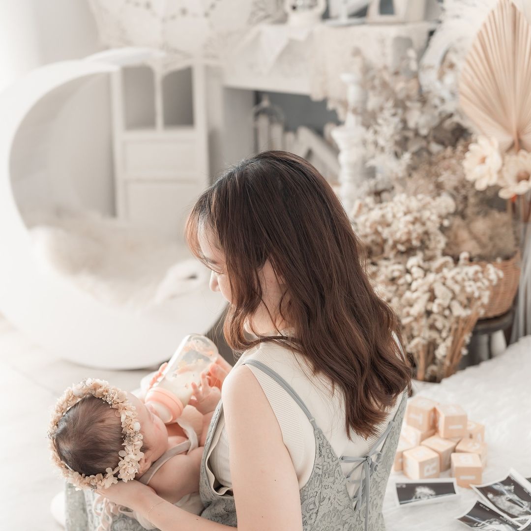 Bật mí cách cho bé ăn bình không sợ sặc. Mách mẹ bí kíp thoát khí cho bình sữa Moyuum chuẩn chuyên gia