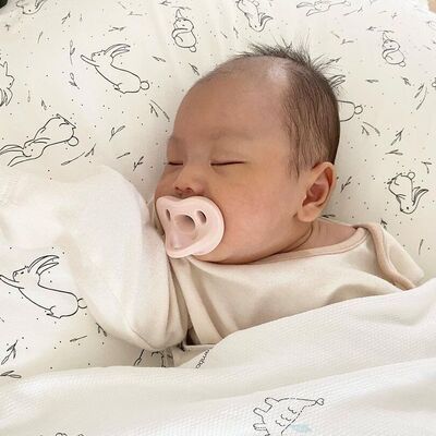 Bé sinh non thiếu tháng hoặc sơ sinh có nên sử dụng ty ngậm?