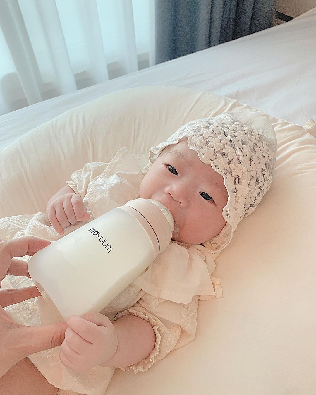 Bình sữa là vật dụng hàng ngày mẹ cần quan tâm đến độ an toàn khi dùng cho bé