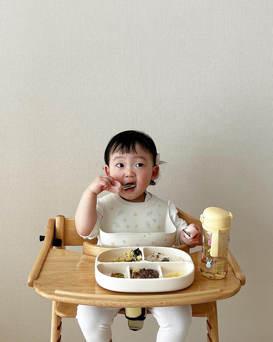 Sử dụng bình tập hút Moyuum đem lại nhiều lợi ích cho cả cha mẹ và bé trong giai đoạn bé tập uống 