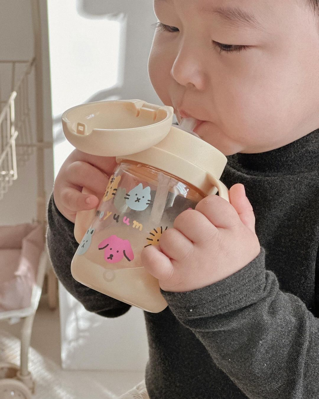Cho bé tập hút sớm để bé tự chủ động hơn 