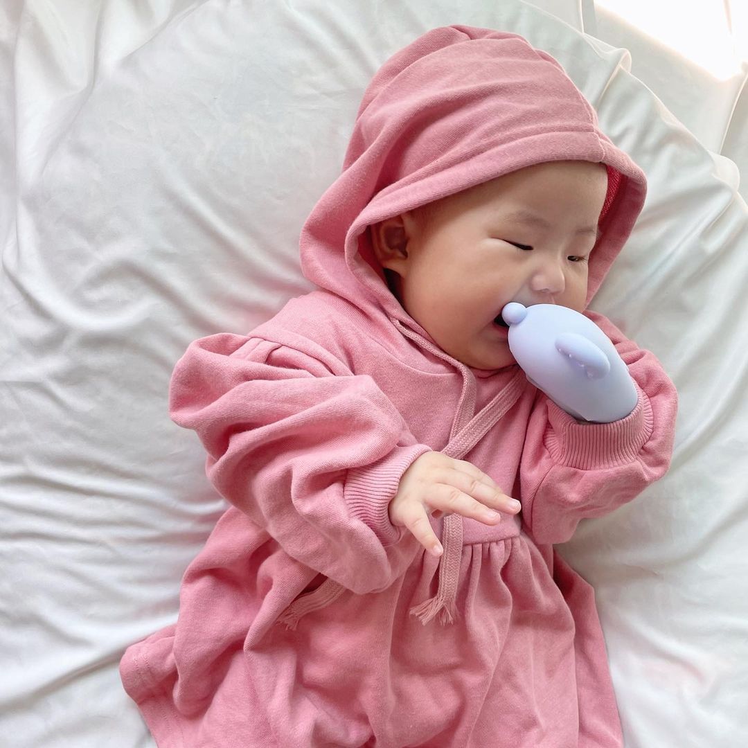 Gặm nướu giúp bé học hỏi kỹ năng mà vẫn đảm bảo an toàn, vệ sinh