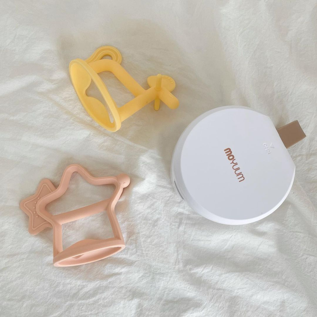 Gặm nướu silicon Moyuum nhiều màu sắc, kiểu dáng để mẹ lựa chọn cho bé
