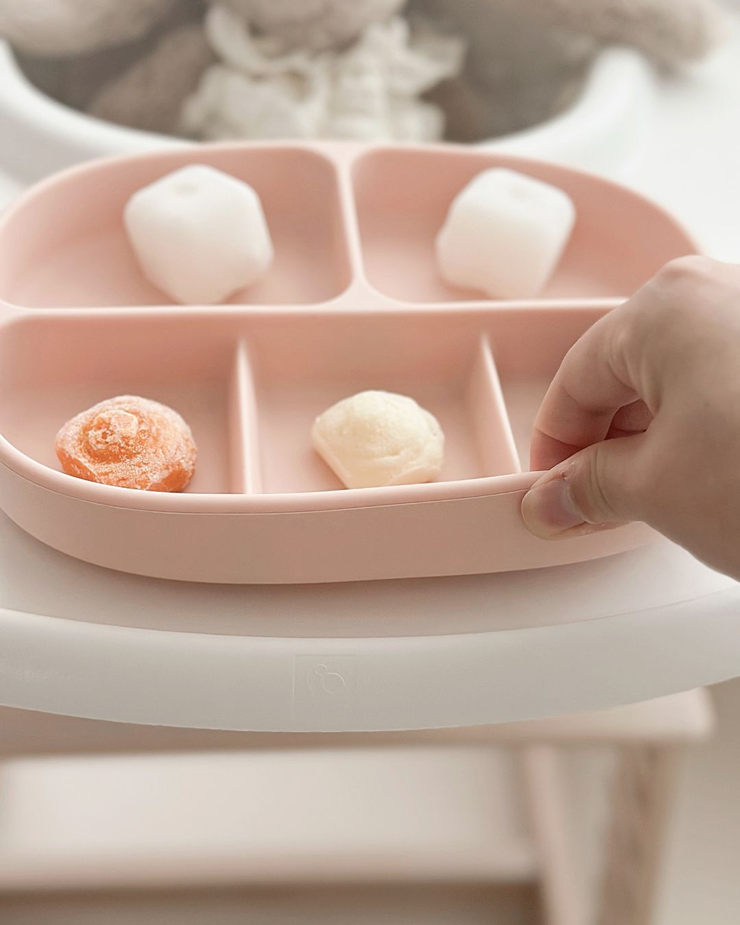 Đế silicone bám dính siêu chắc chắn, mẹ yên tâm khay ăn dặm của bé sẽ yên vị trong suốt bữa ăn