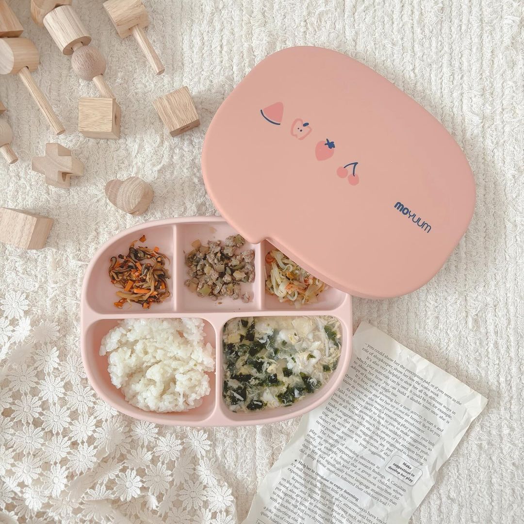 Với dung tích 855ml và độ sâu 3cm, khay ăn dặm Moyuum 5 ngăn có thể sử dụng cho rất nhiều loại thực phẩm