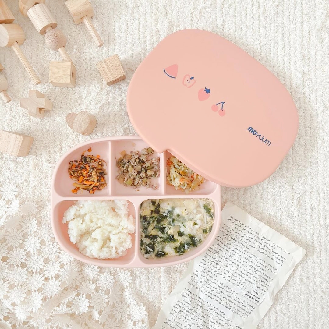 Khay ăn dặm Moyuum với thiết kế chia ngăn, nắp đậy an toàn cho bé