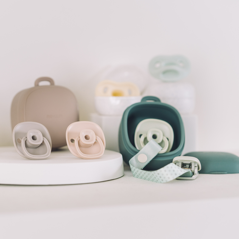 Cận cảnh ty ngậm Moyuum silicone bản màu xám, be và xanh mint được nhiều mẹ ưu chuộng