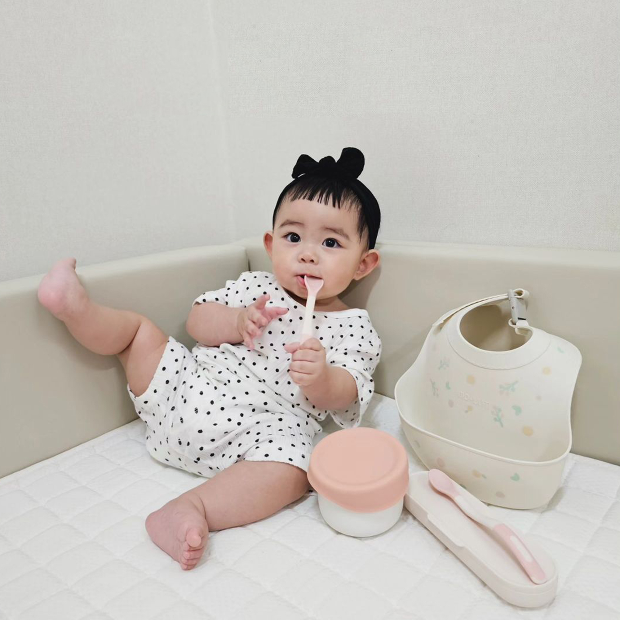 Bộ thìa ăn dặm silicon Moyuum - 2 cấp độ - 4m+ - Màu Vàng mật ong/Hồng blossom