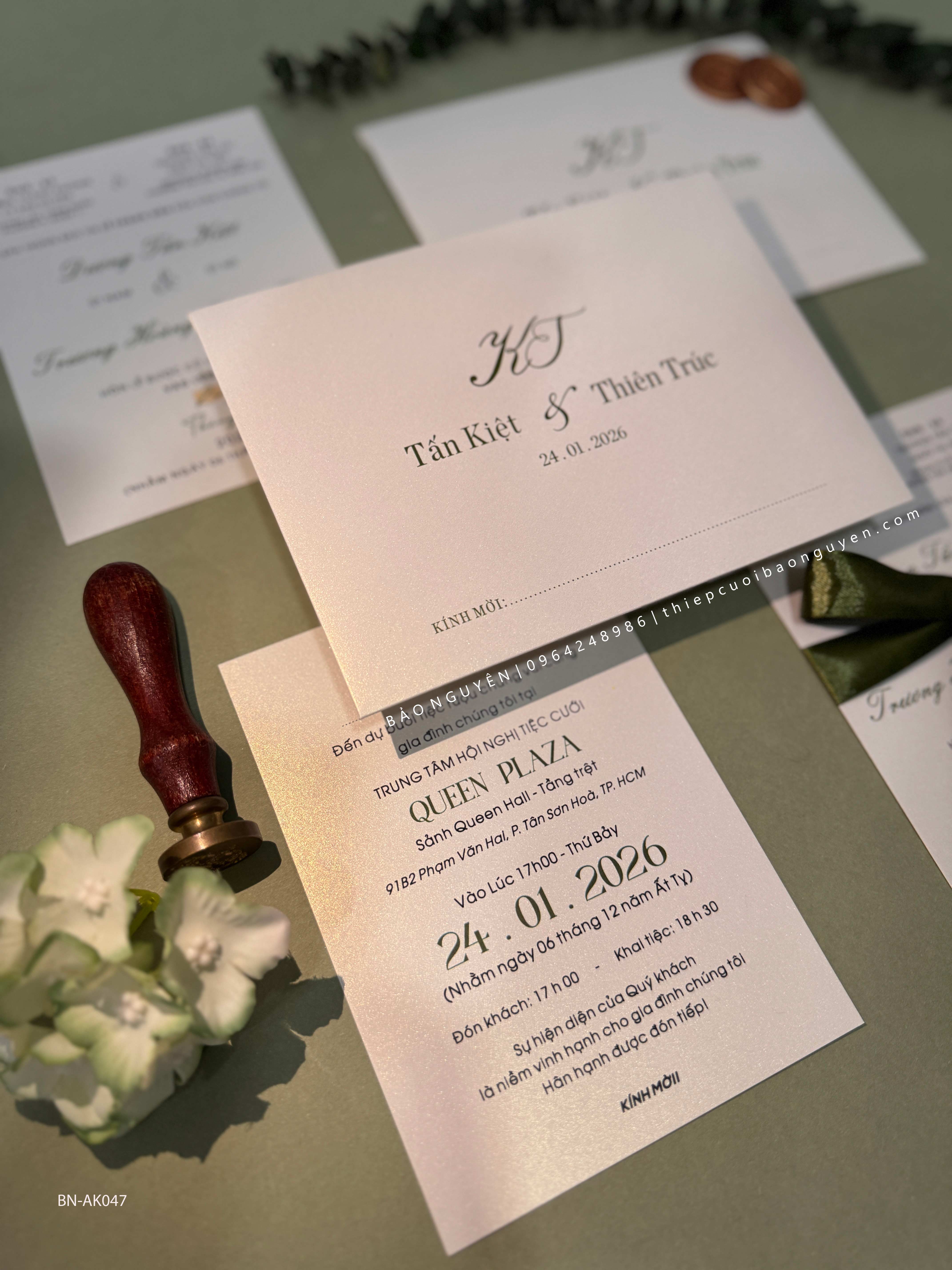 (BN-AK047) Thiệp Cưới Giấy Ánh Kim Thơm