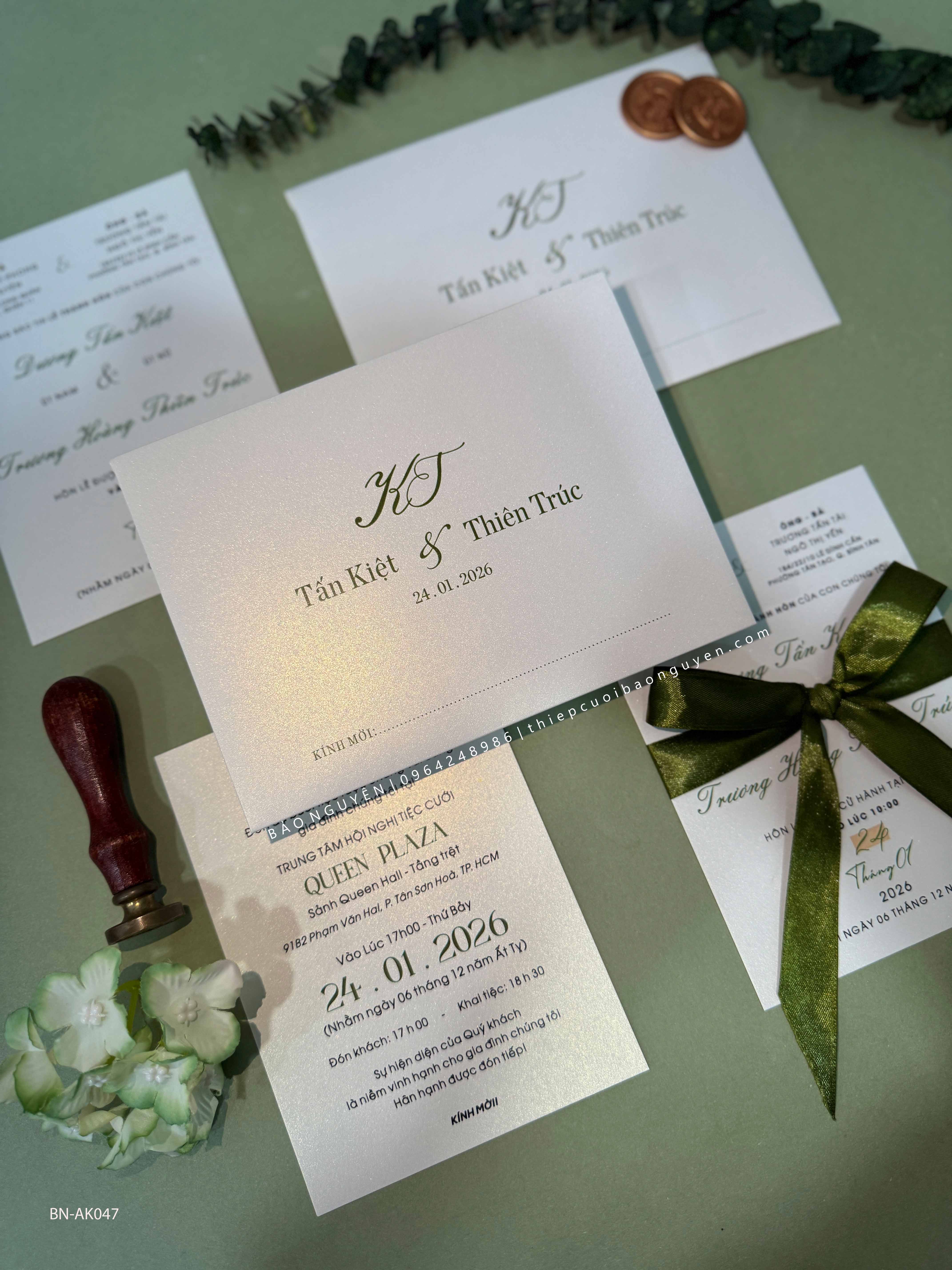 (BN-AK047) Thiệp Cưới Giấy Ánh Kim Thơm