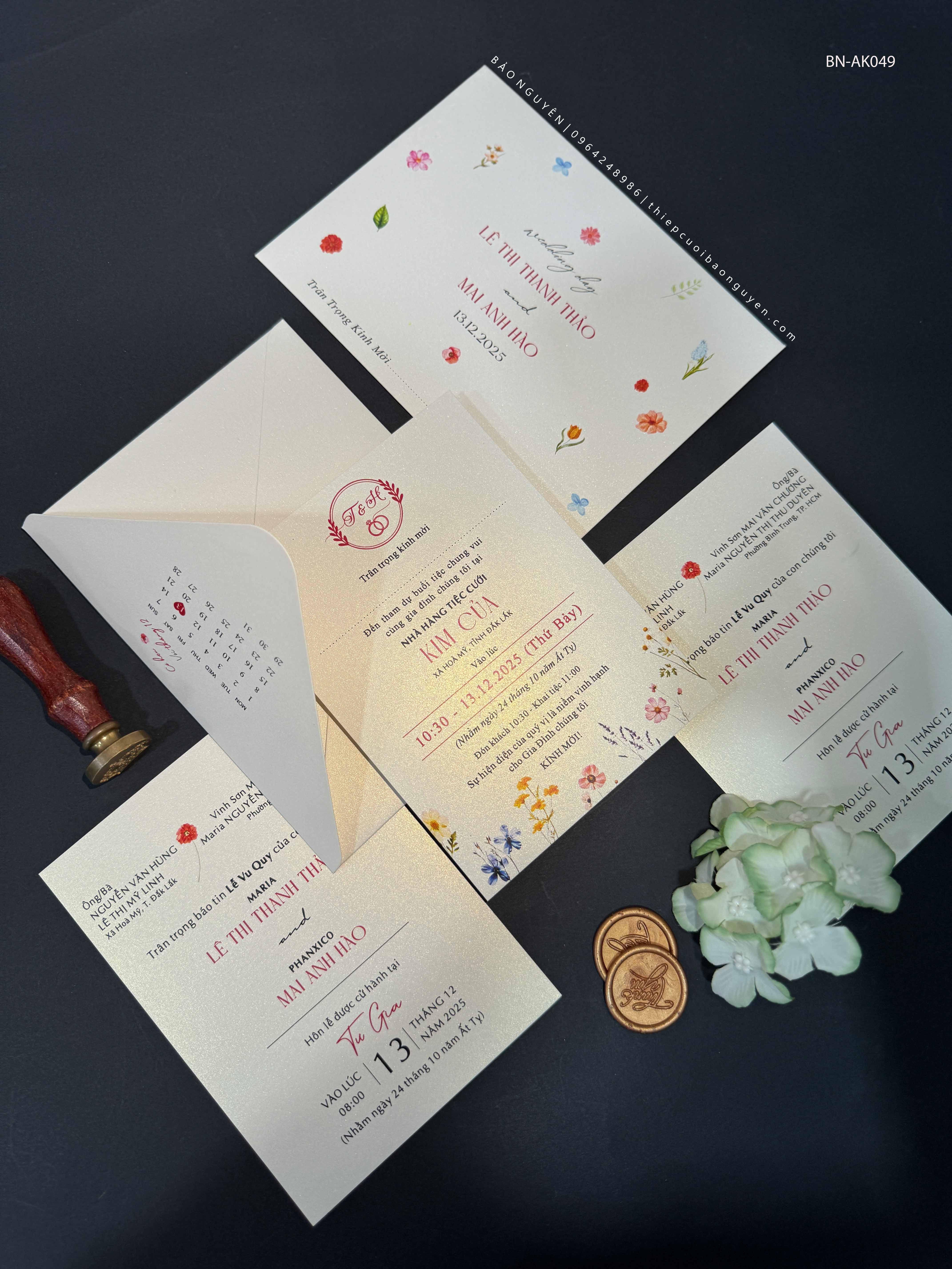 (BN-AK049) Thiệp Cưới Giấy Ánh Kim Thơm