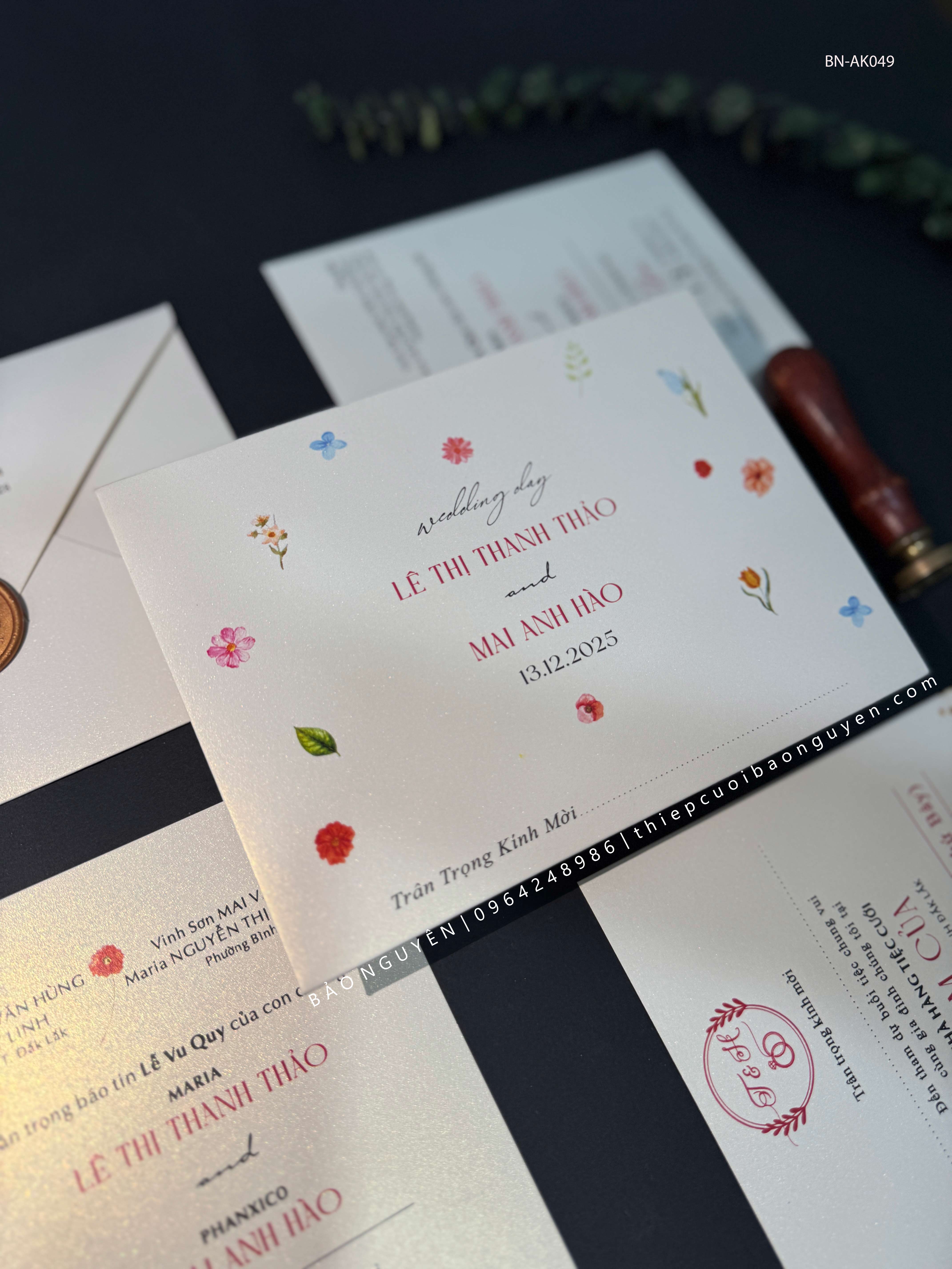 (BN-AK049) Thiệp Cưới Giấy Ánh Kim Thơm