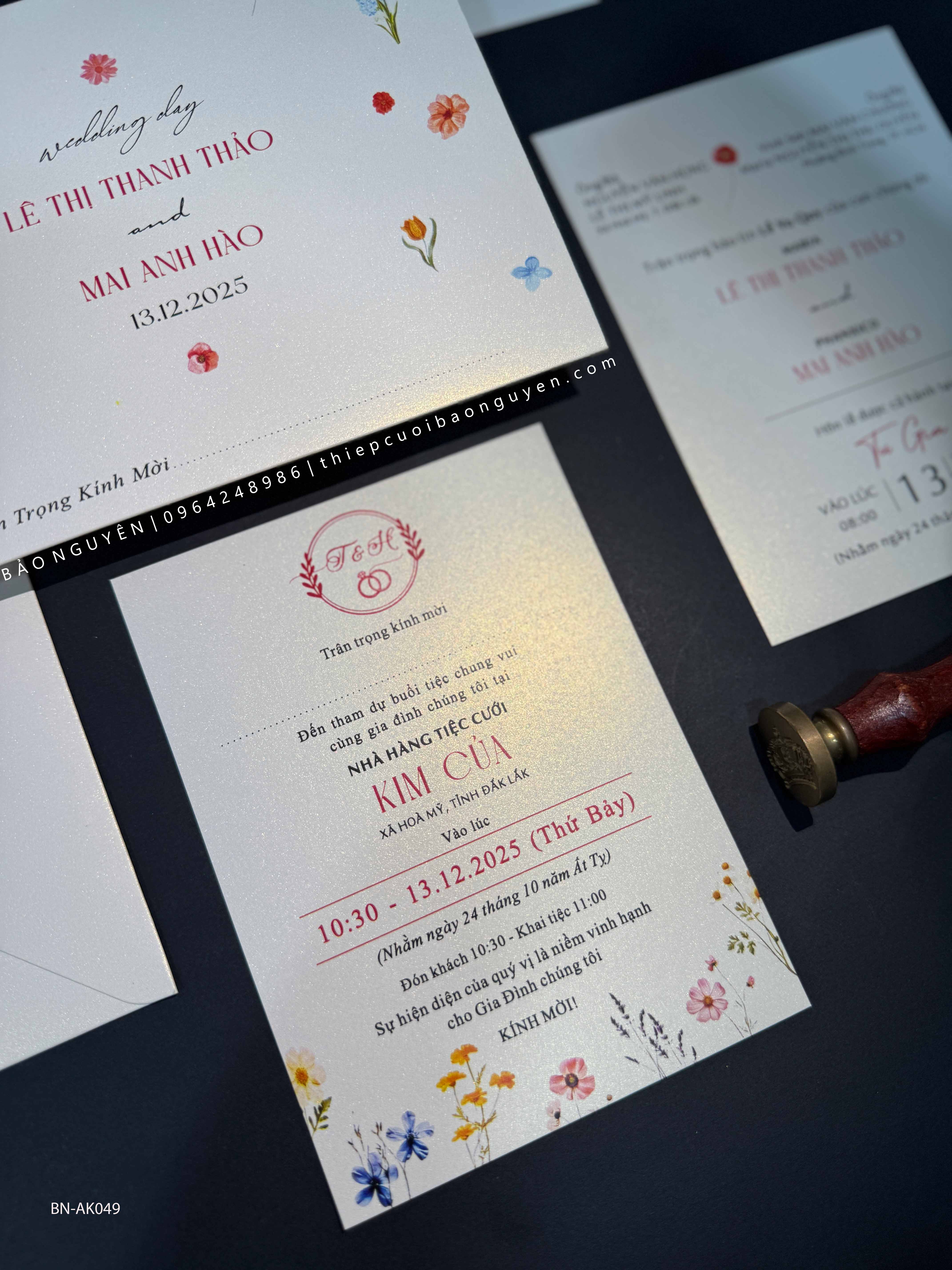 (BN-AK049) Thiệp Cưới Giấy Ánh Kim Thơm
