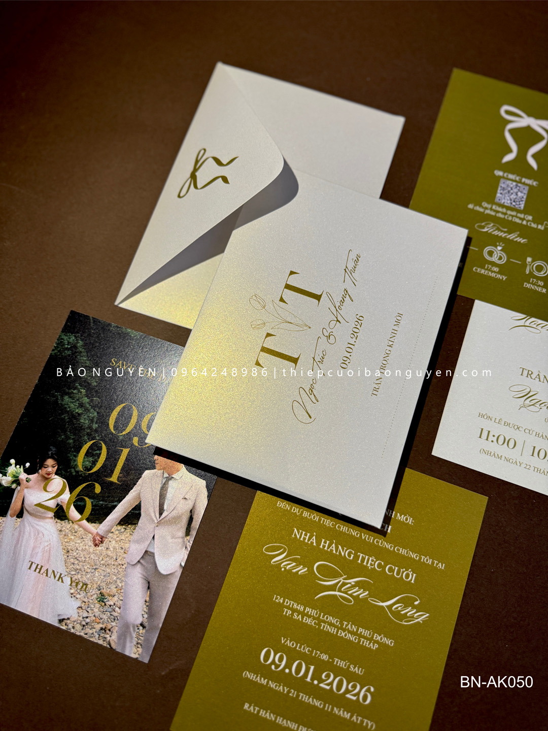 (BN-AK050) Thiệp Cưới Giấy Ánh Kim Thơm