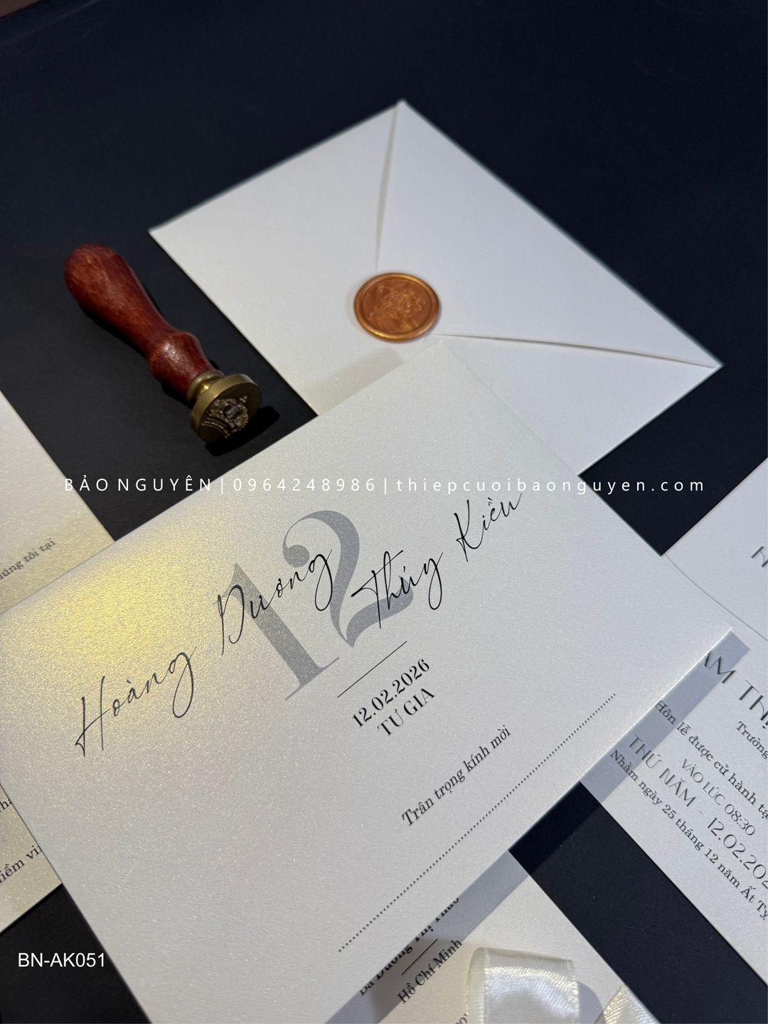 (BN-AK051) Thiệp Cưới Giấy Ánh Kim Thơm