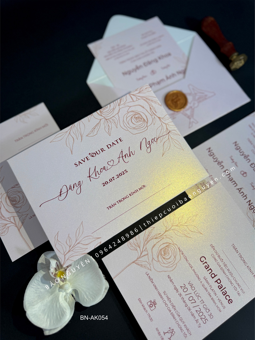 (BN-AK054) Thiệp Cưới Giấy Ánh Kim Thơm