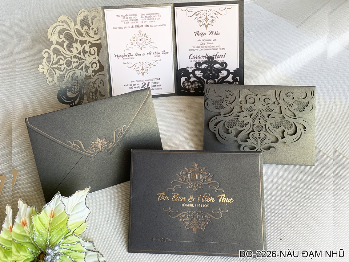 (DQ2226- nâu đậm nhũ) Thiệp Cưới Ép Kim Cao Cấp/Thiệp Cưới Luxury