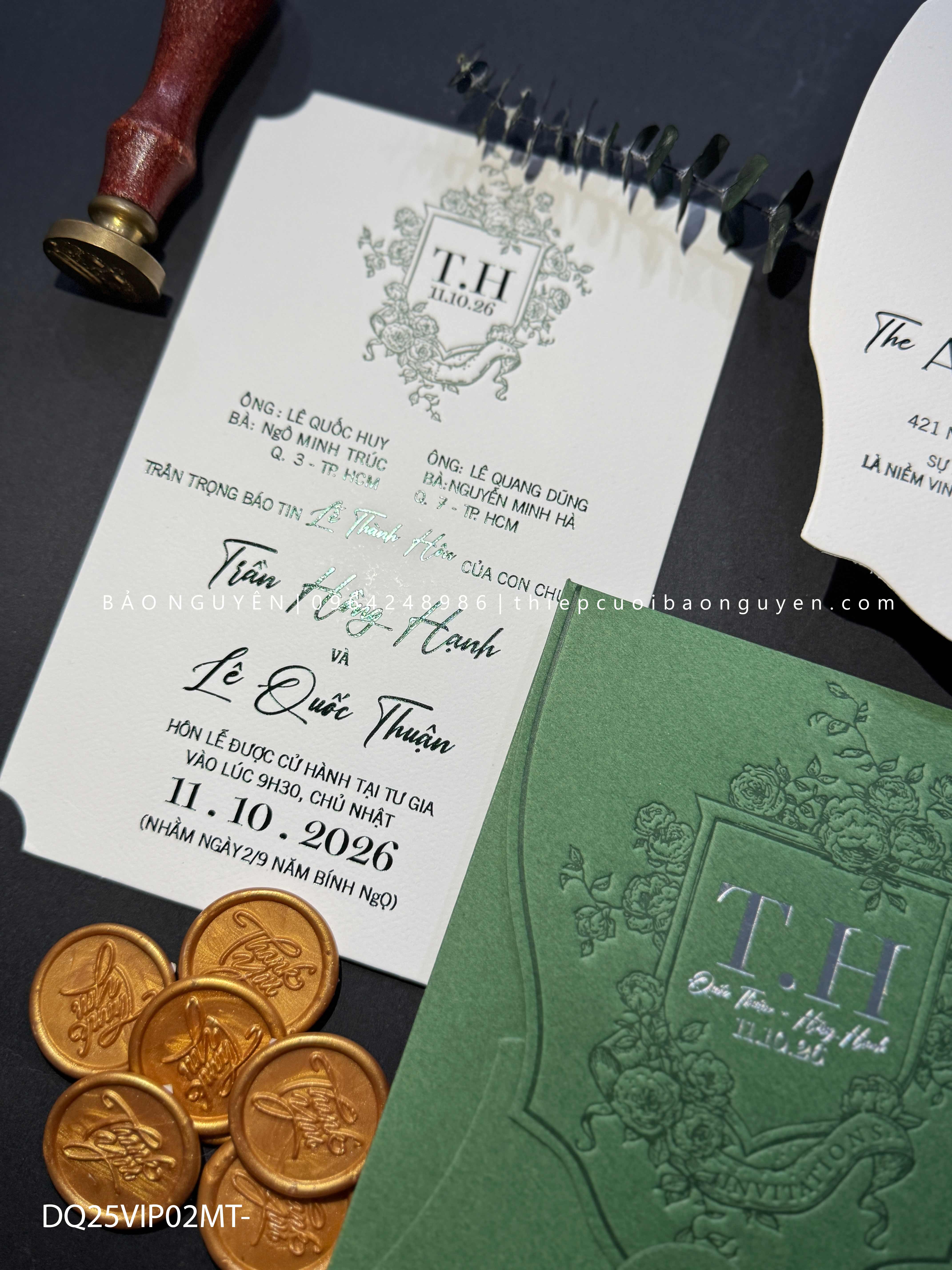 (DQ25VIP02MT- XanhForest) Thiệp Cưới  Cao Cấp Ép Kim