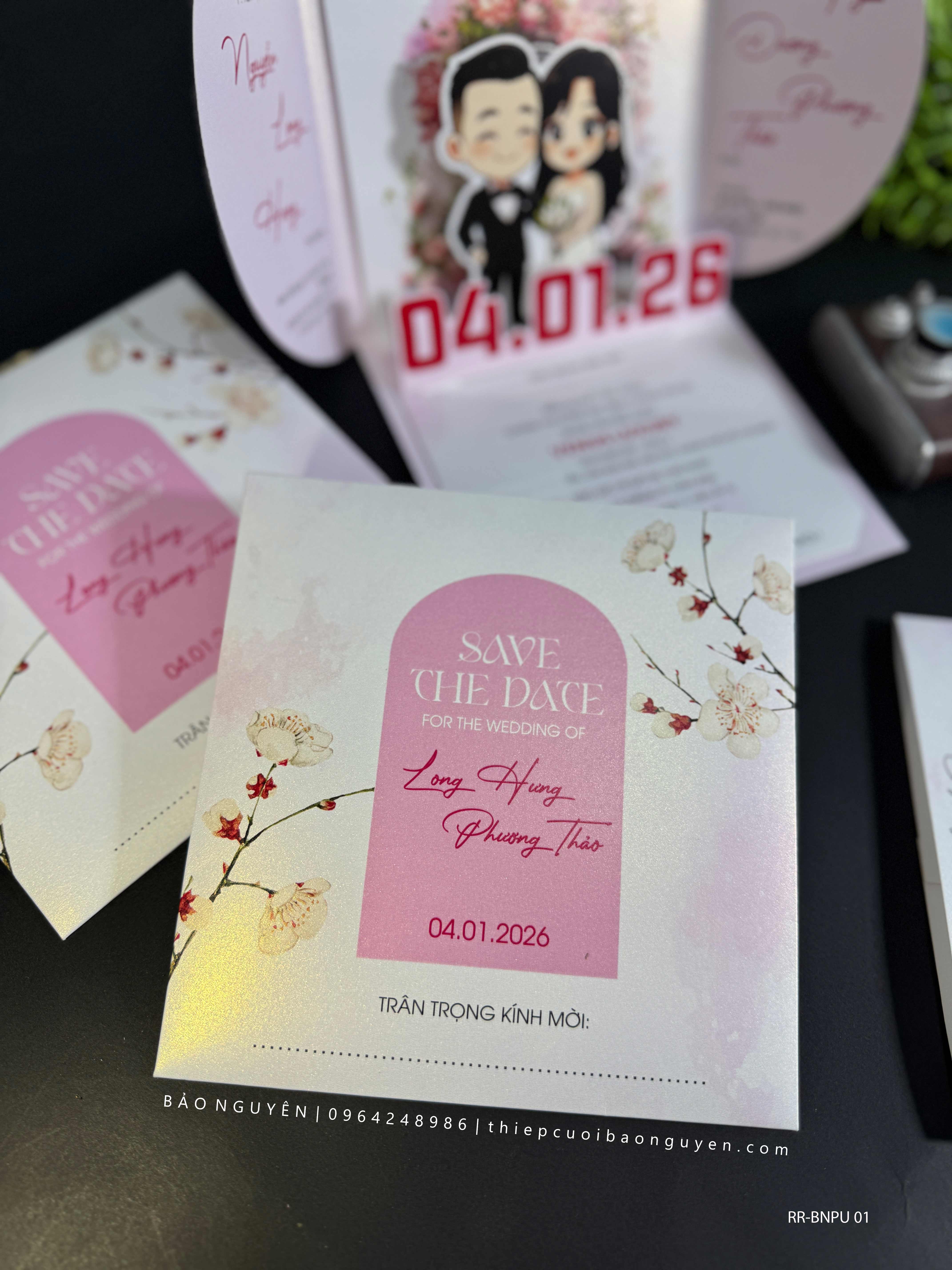 (RR-BN-PU01) Thiệp Cưới Ánh Kim 3D Cao Cấp Mẫu Chibi Hiện Đại