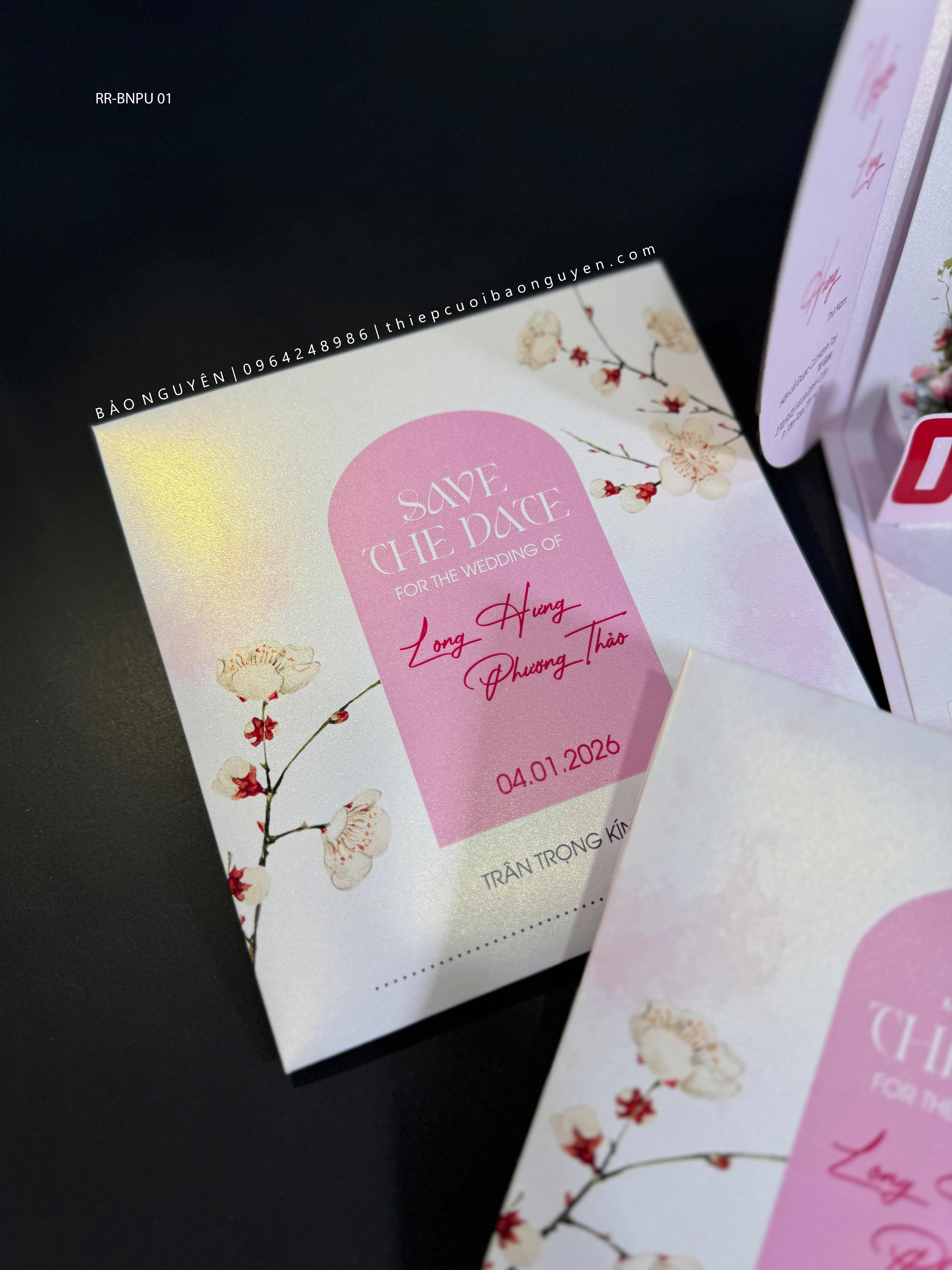 (RR-BN-PU01) Thiệp Cưới Ánh Kim 3D Cao Cấp Mẫu Chibi Hiện Đại