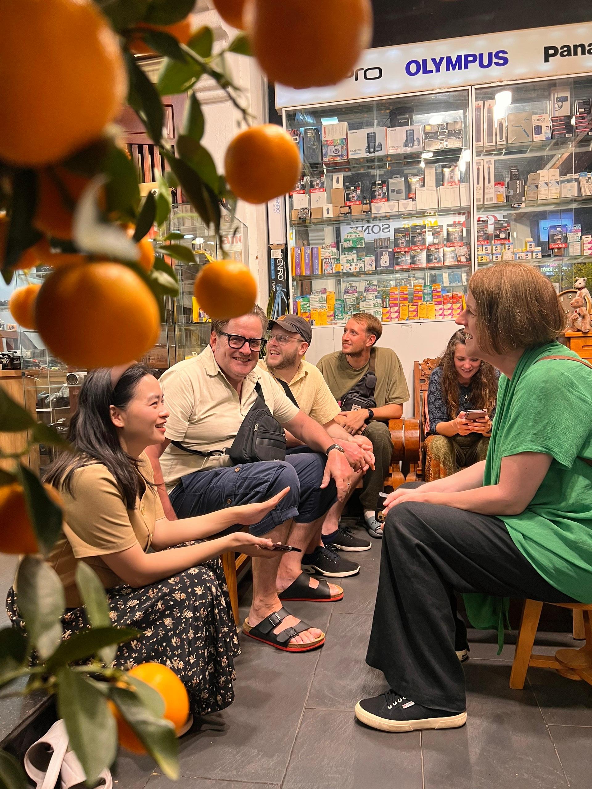 Nhộn nhịp mua bán máy ảnh đầu năm 2024 tại HỘI AN CAMERA