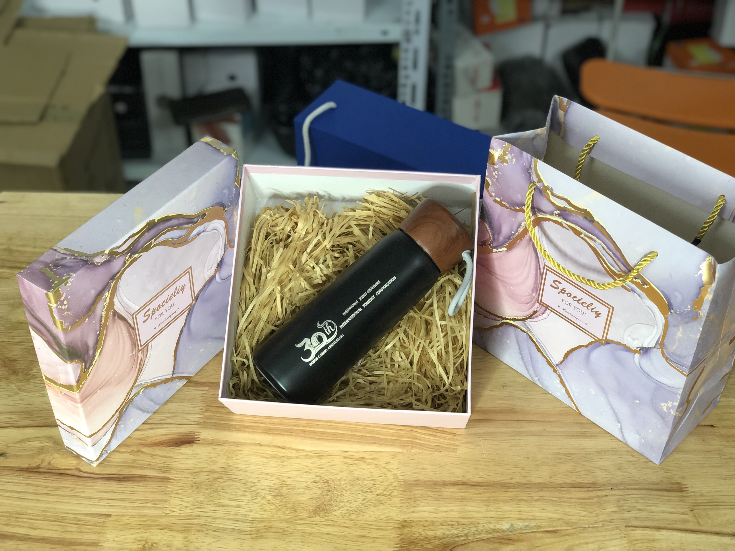 Bình giữ nhiệt inox 304 nắp văn gỗ-Bình giữ nhiệt nắp gỗ 450ml, bình giữ nhiệt khắc tên, inox 304 chống tràn, giữ nhiệt 8-12 tiếng happygift.com.vn