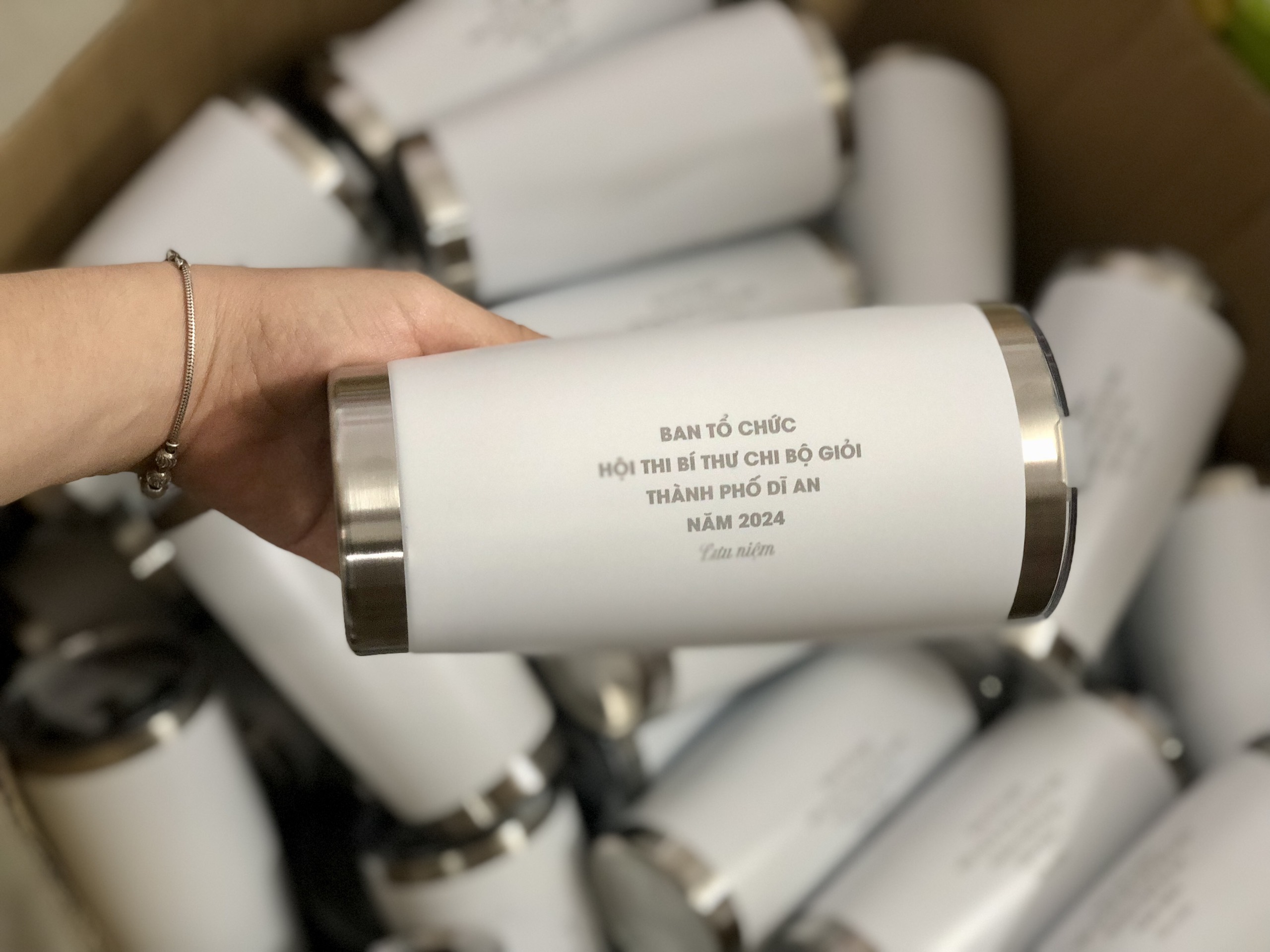 Cốc 600ml bình giữ nhiệt khắc tên quà tặng giá rẻ - Hàng loại 1 khắc theo yêu cầu của khách hàng
