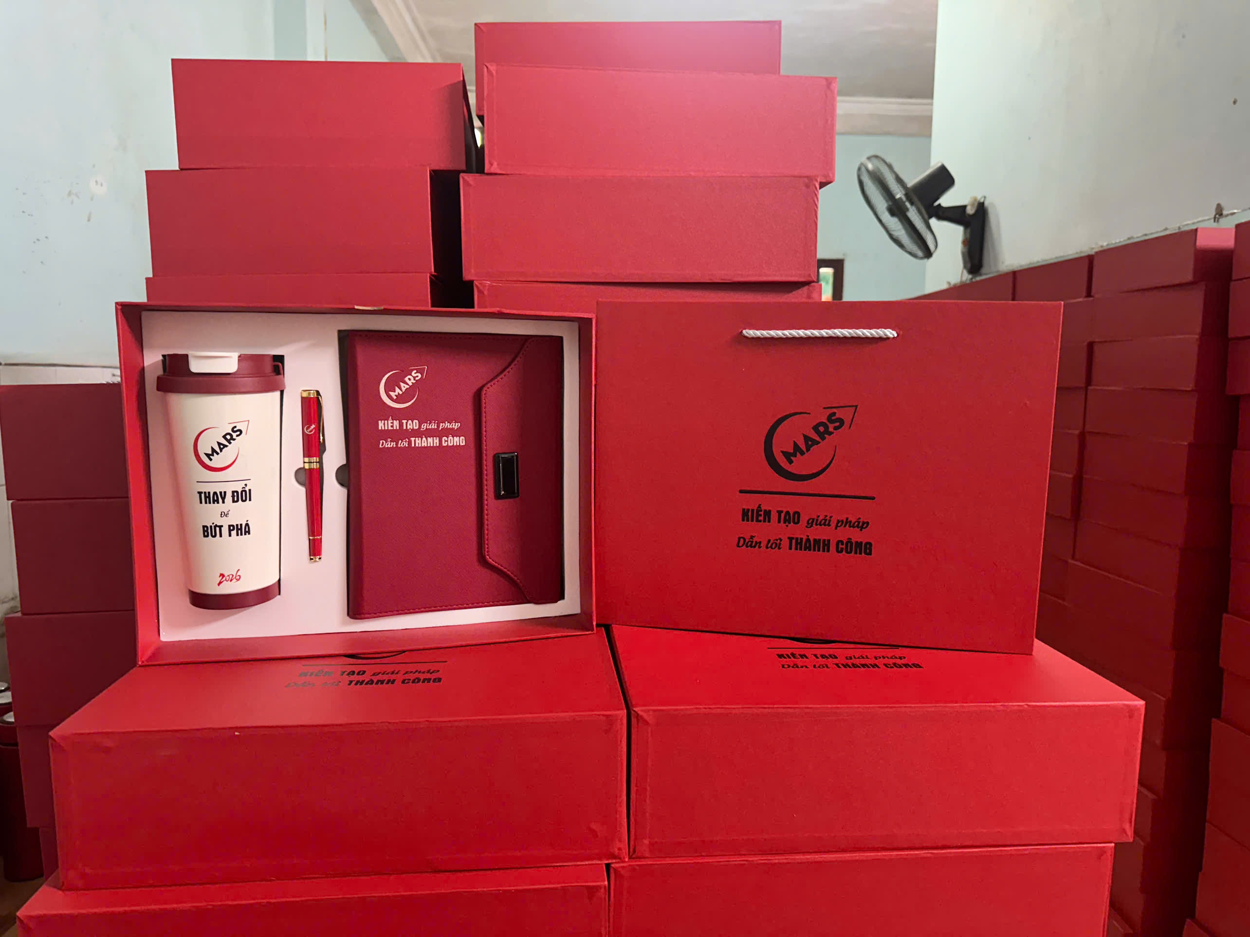 Bộ quà tặng gift set 3 món in thương hiệu riêng Mars - Set Quà Tặng Doanh Nghiệp Cao Cấp In Logo Theo Yêu Cầu – Bình Giữ Nhiệt, Sổ Tay, Bút Ký