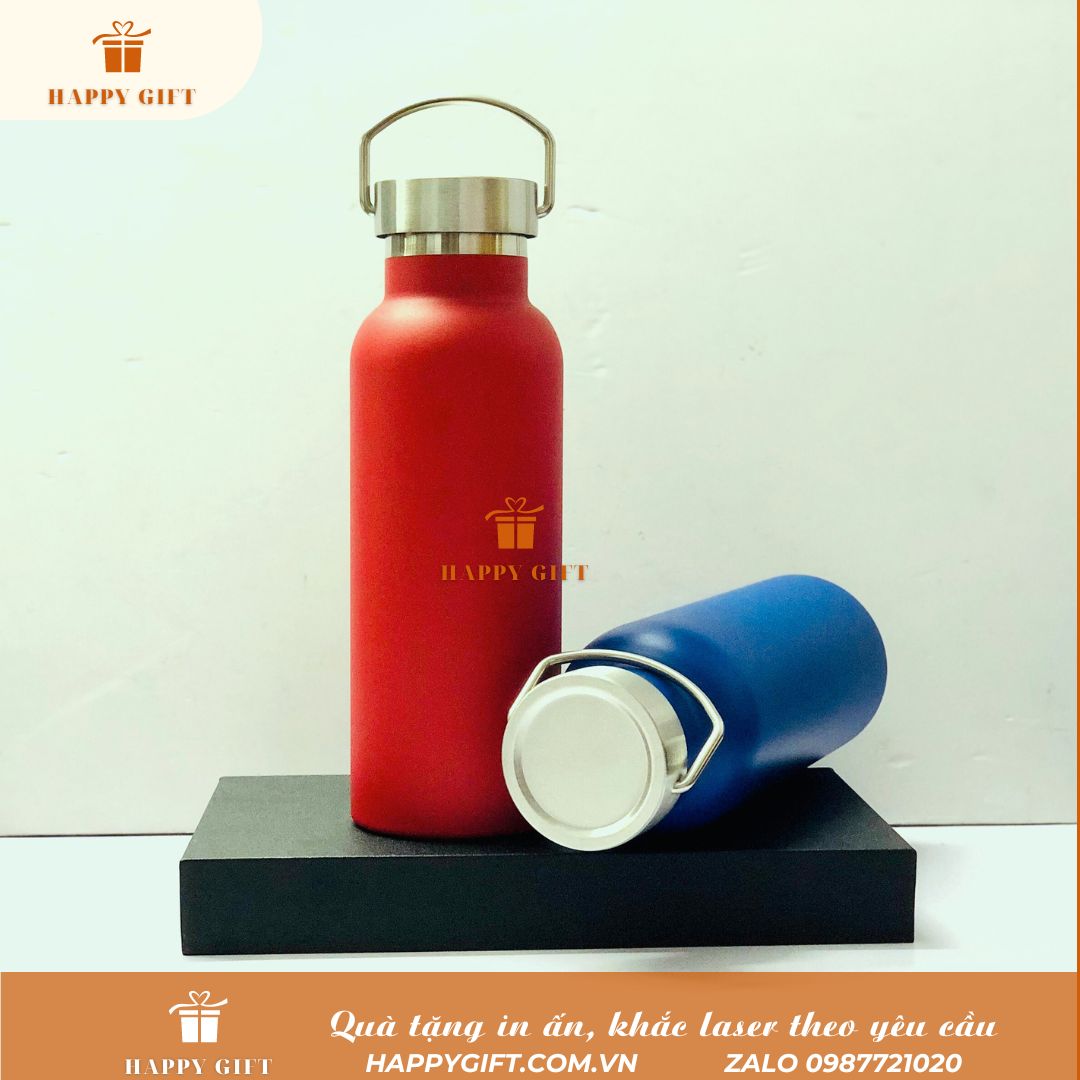 Bình giữ nhiệt hình chai nước có quai xách 500ml, Bình giữ nhiệt in khắc tên logo- HappyGift