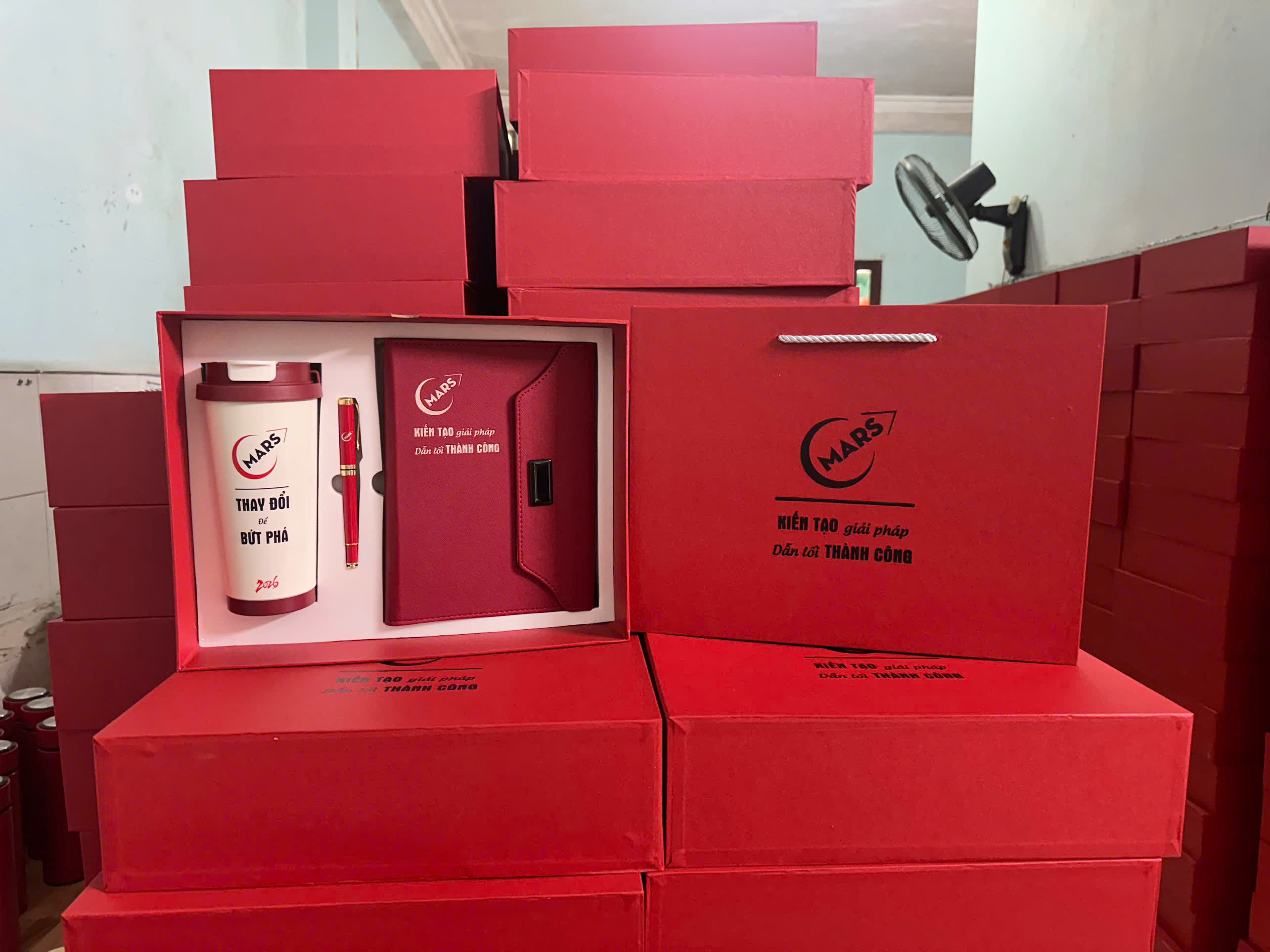 Bộ quà tặng gift set 3 món in thương hiệu riêng Mars - Set Quà Tặng Doanh Nghiệp Cao Cấp In Logo Theo Yêu Cầu – Bình Giữ Nhiệt, Sổ Tay, Bút Ký
