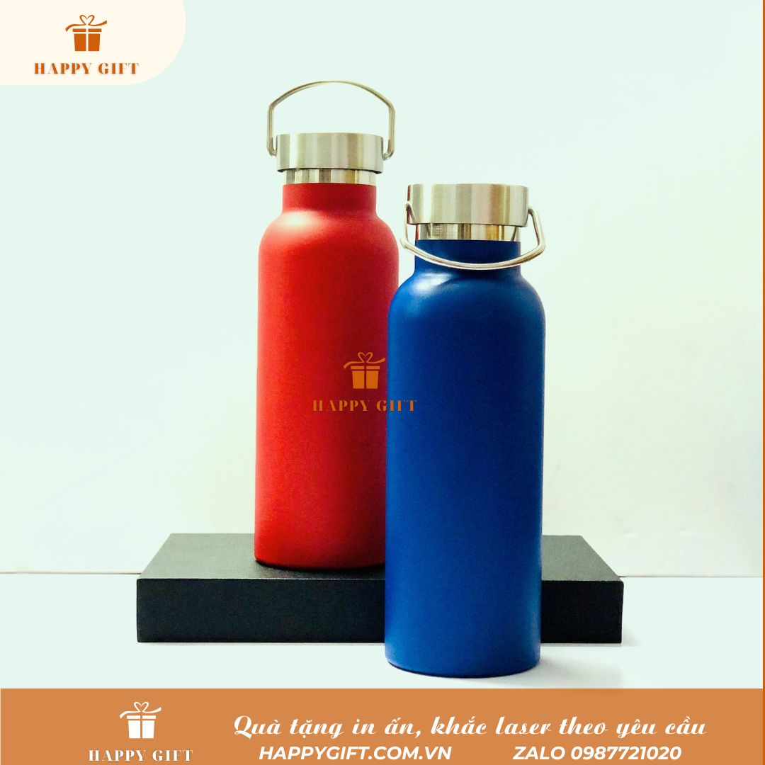 Bình giữ nhiệt hình chai nước có quai xách 500ml, Bình giữ nhiệt in khắc tên logo- HappyGift